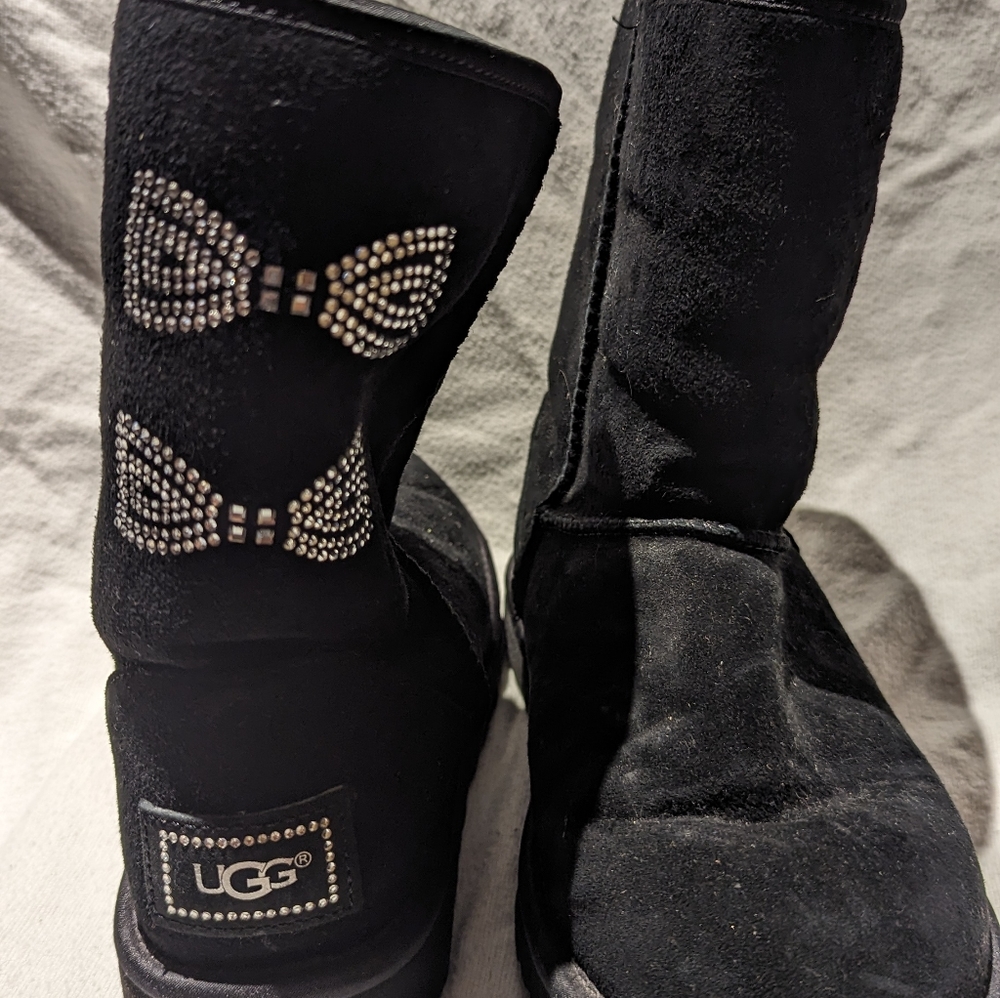 UGG CLASSIC SHORT CRYSTAL BOW